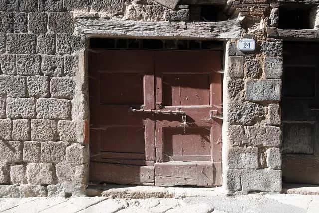 Cegła nad drzwiami - funkcje i zalety elementu konstrukcyjnego