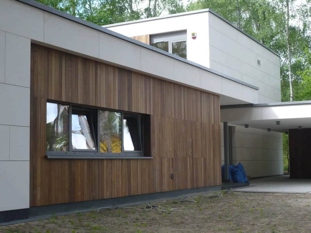 Elewacje drewniane pionowe: zalety, wady i techniki montażu