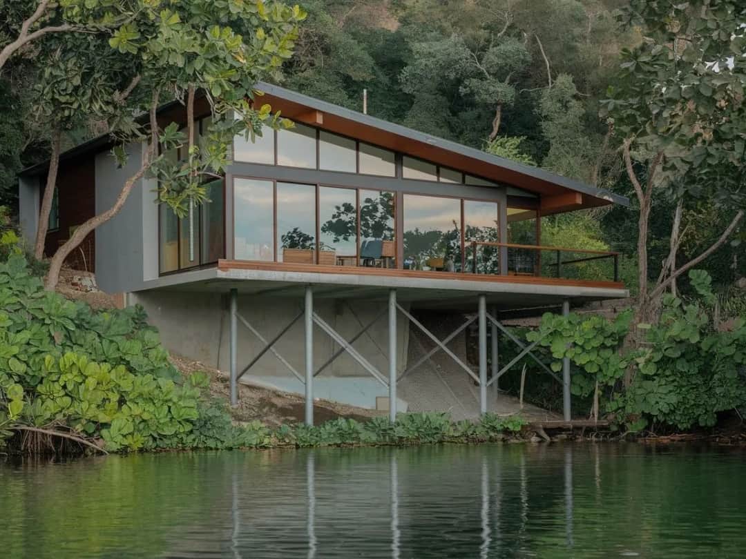 Dom na słupach fundamentowych: zalety i wyzwania budowy