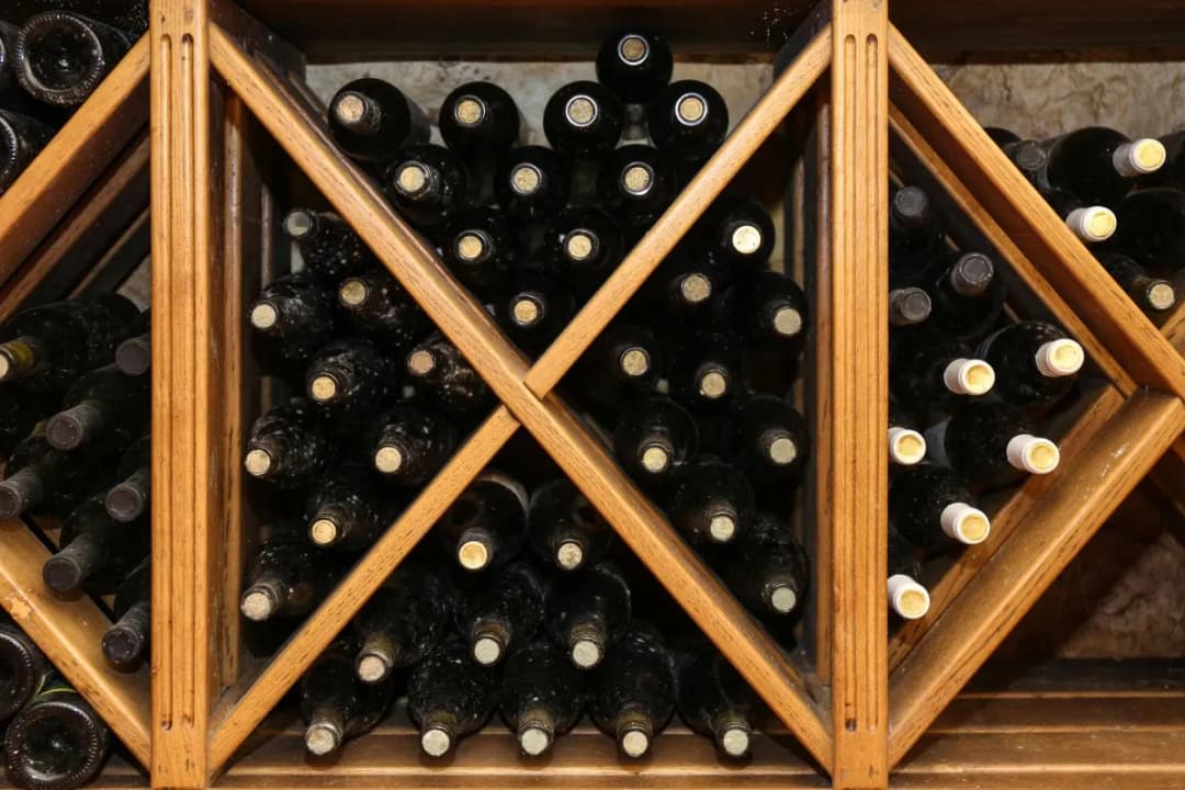 Jak zrobić regał na wino z palet - prosty sposób na elegancki mebel