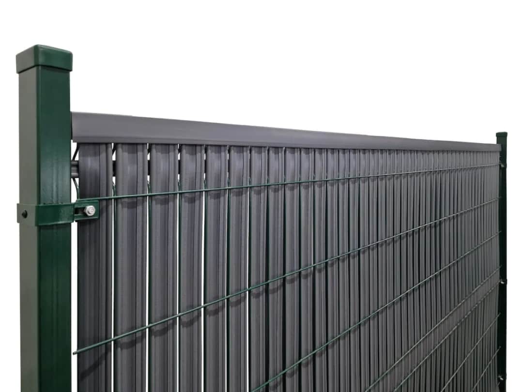 Czym zasłonić ogrodzenie panelowe, aby zyskać prywatność i styl