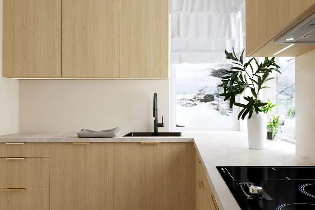 Okno nad blatem w kuchni: zalety i wady, na co zwrócić uwagę?