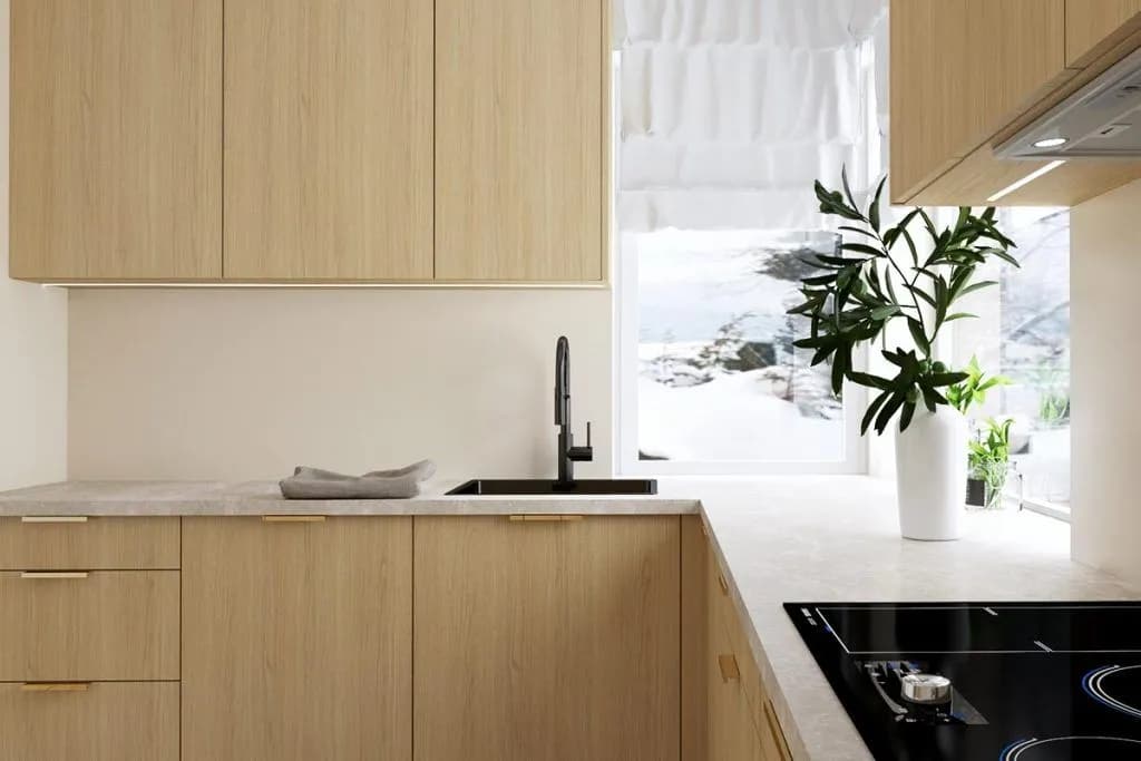 Okno nad blatem w kuchni: zalety i wady, na co zwrócić uwagę?