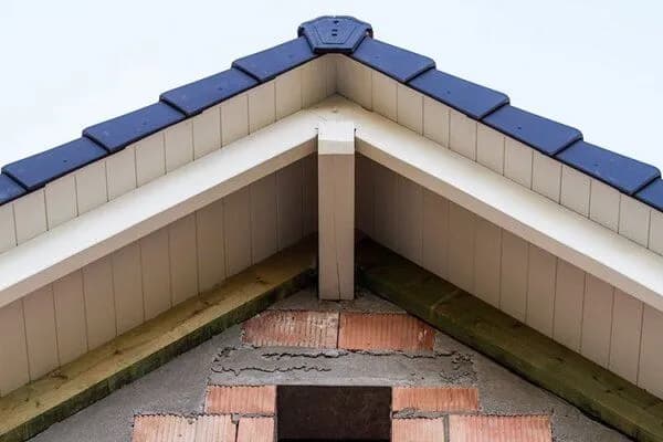 Biała podbitka z tynku: Trwałe i eleganckie wykończenie dachu