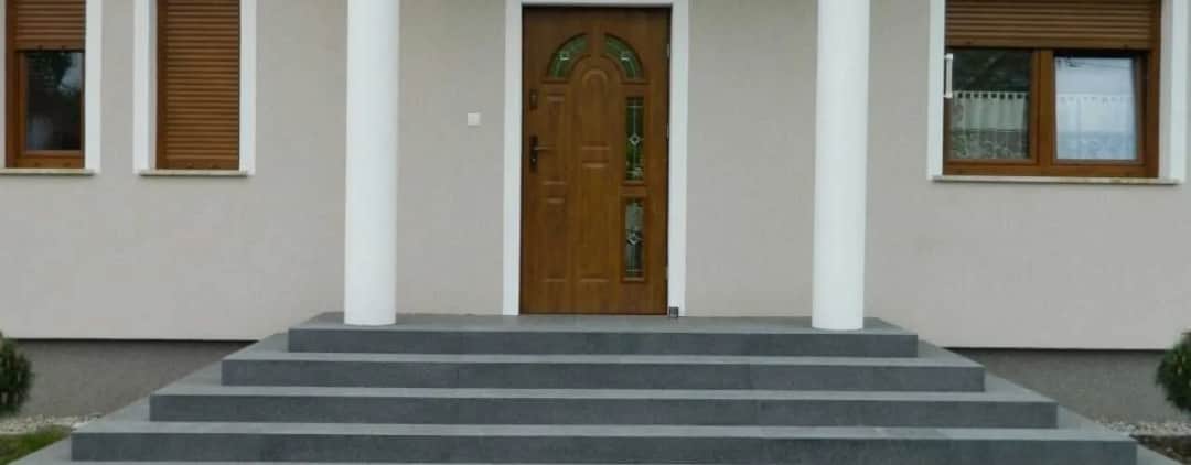 Jak bezpiecznie zaprojektować wejście do domu ze schodami: 5 rad