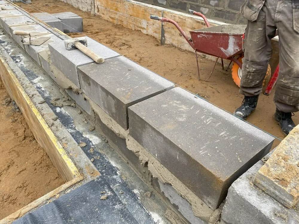 Jaką zaprawą murować bloczki betonowe, aby uniknąć błędów?