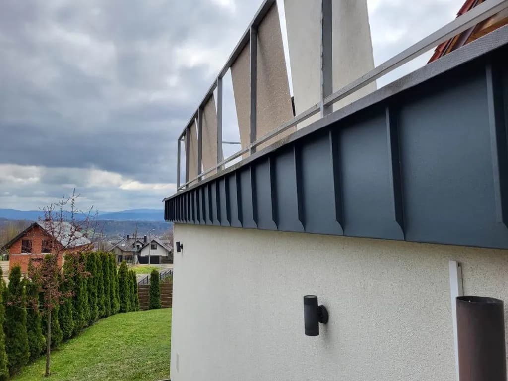 Okucie balkonu blachą: skuteczna ochrona i eleganckie wykończenie