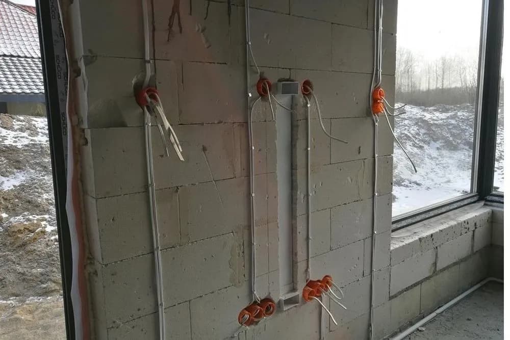 Jak bezpiecznie prowadzić kable w ścianie - poradnik elektryka