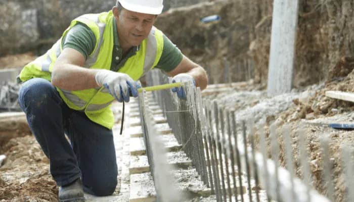 Jaki beton na fundament ogrodzenia? Wybierz najlepszy i uniknij błędów
