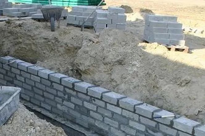 Jaką zaprawę na fundament wybrać, by uniknąć problemów budowlanych?