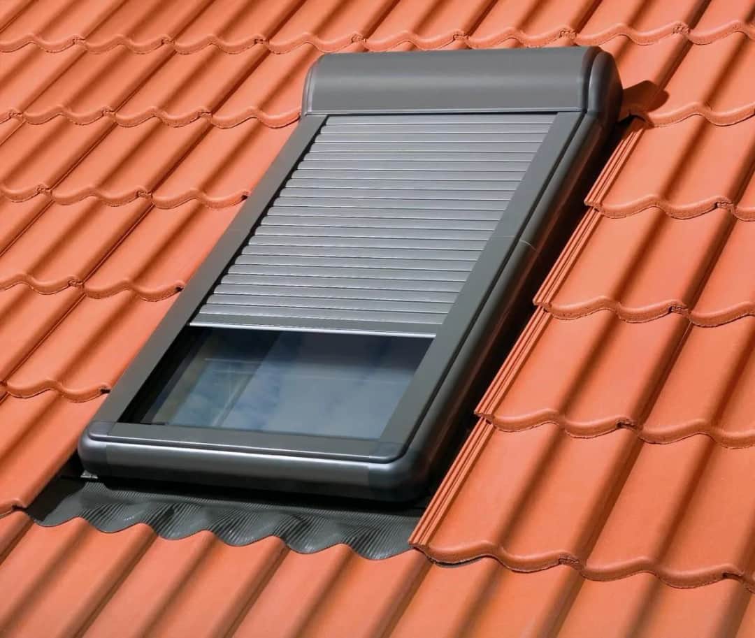 Okno dachowe z roletą zewnętrzną: komfort i oszczędności w domu