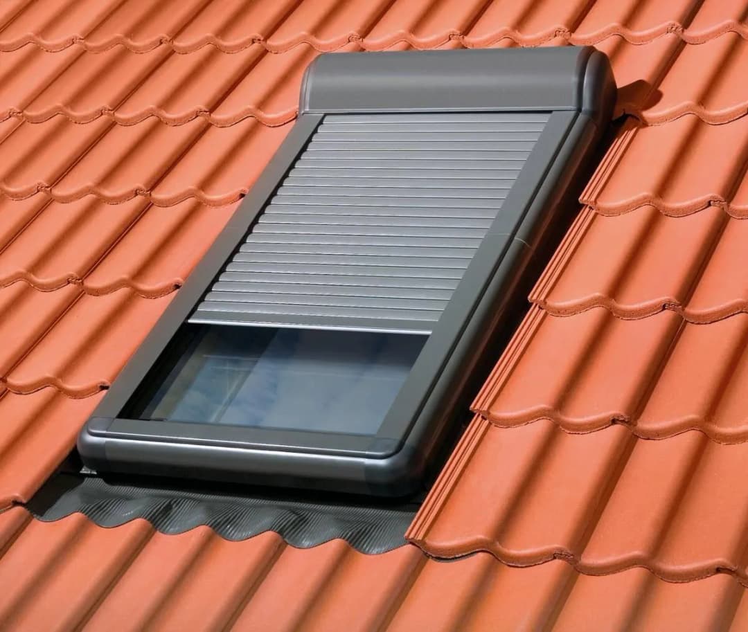 Okno dachowe z roletą zewnętrzną: komfort i oszczędności w domu