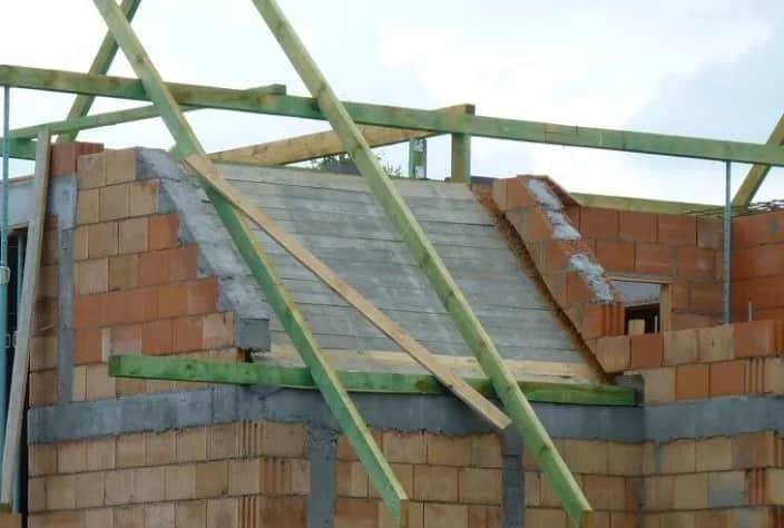 Strop poddasza z betonu: rodzaje, zalety i wyzwania konstrukcyjne