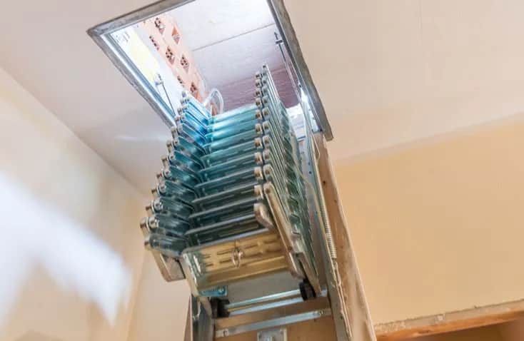 Stałe schody na strych: zalety i wady rozwiązań do poddasza