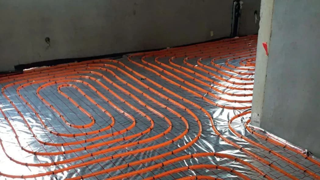 Ogrzewanie podłogowe na wełnie mineralnej: Zalety i wady systemu