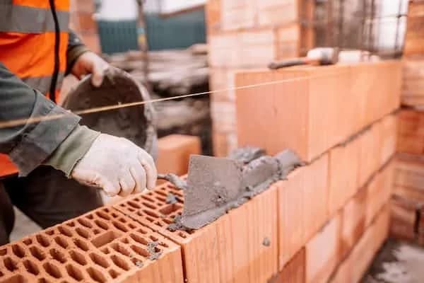 Jak przygotować zaprawę murarską - proste sposoby i najczęstsze błędy