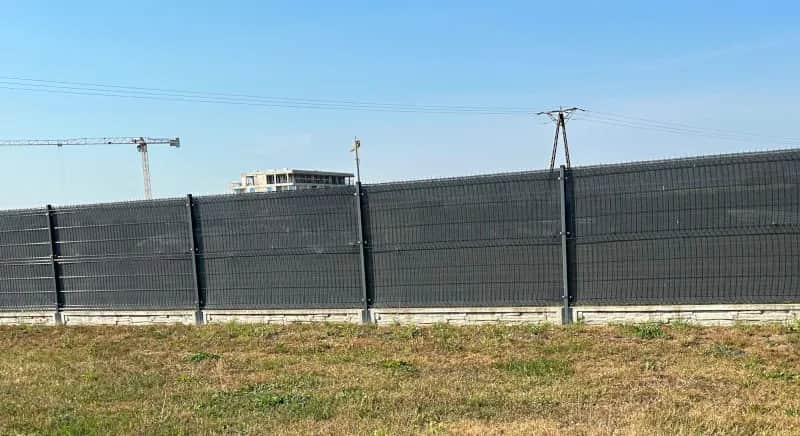 Jaka odległość między słupkami ogrodzenia panelowego dla stabilności?