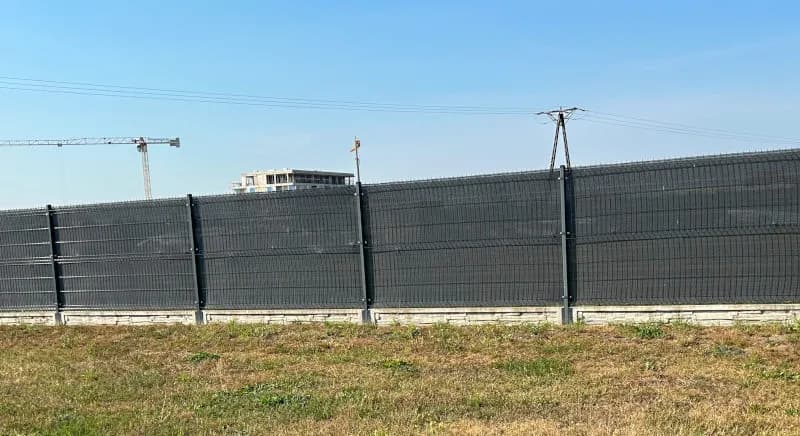 Jaka odległość między słupkami ogrodzenia panelowego dla stabilności?