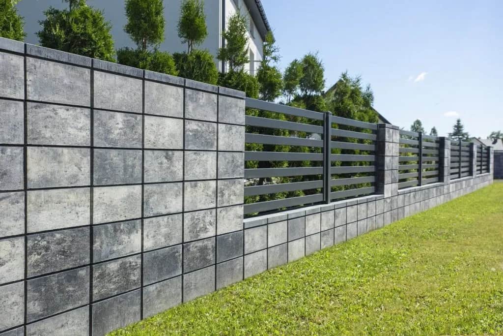 Ogrodzenie z wapienia: zalety, wady i zastosowanie w ogrodzie