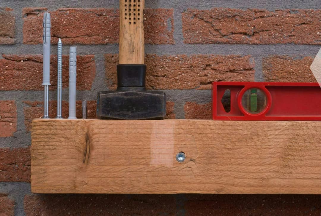 Mocowanie belki do ściany: 5 skutecznych metod krok po kroku