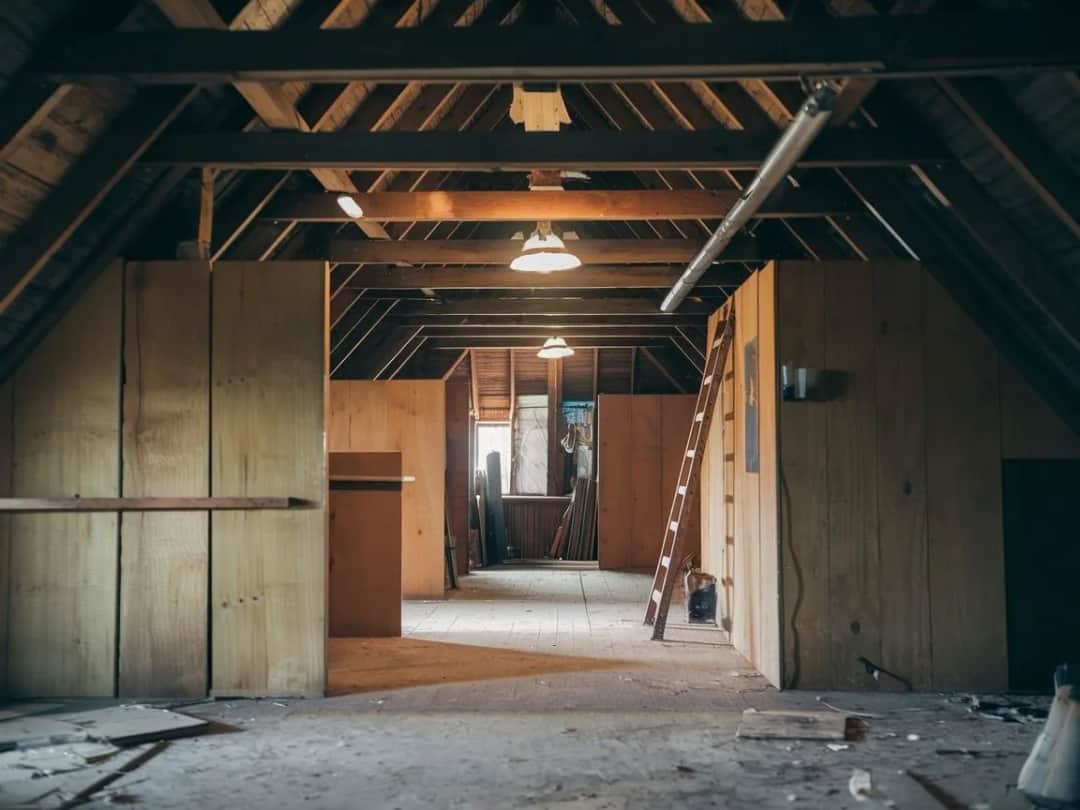 Jak zbudować drewniane ścianki działowe na poddaszu: Poradnik