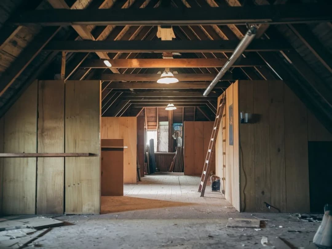 Jak zbudować drewniane ścianki działowe na poddaszu: Poradnik