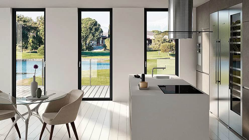 Wąskie okna pionowe: zalety i zastosowania w nowoczesnej architekturze