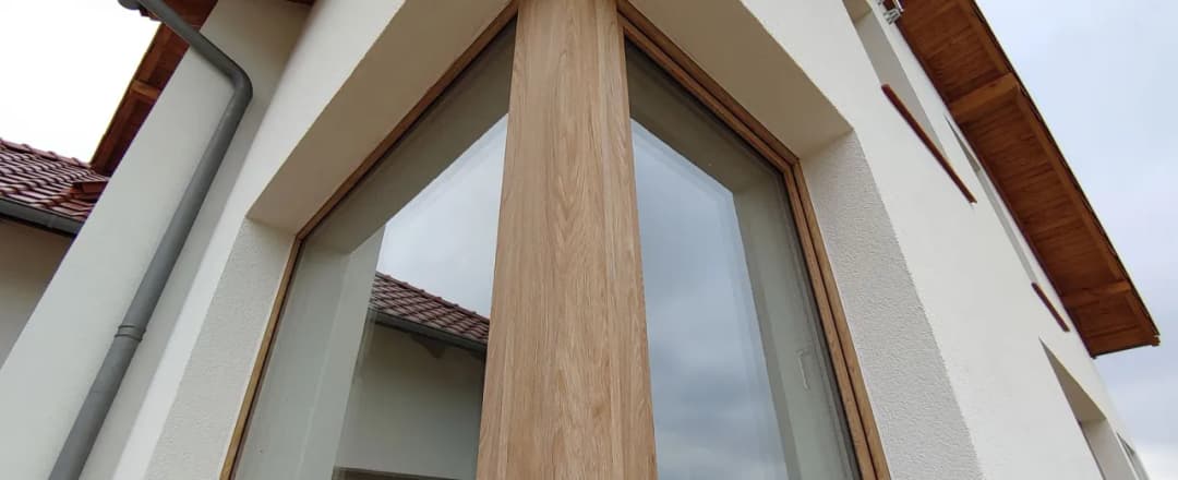 Okno narożne ze słupkiem murowanym: zalety i wady konstrukcji