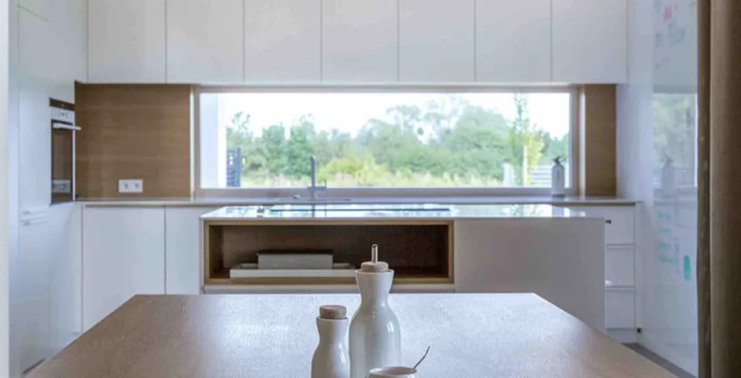 Okno w kuchni między szafkami: 5 zalet i praktyczne wskazówki