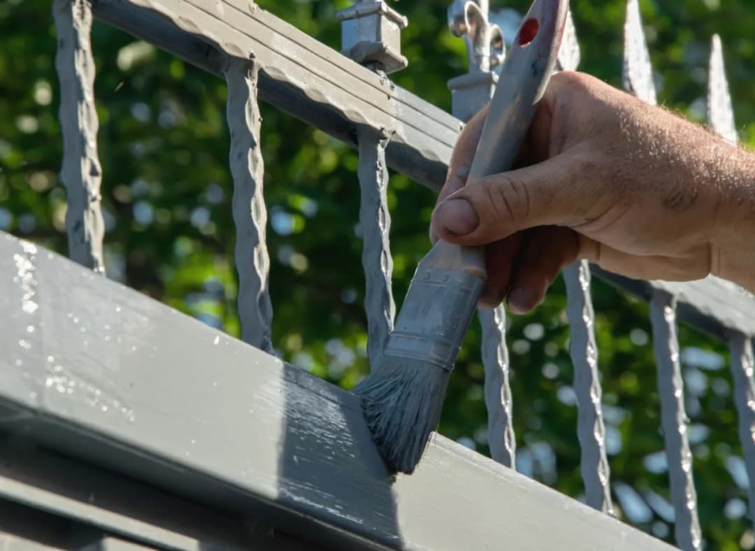 Skuteczne metody czyszczenia metalowego ogrodzenia bez rdzewienia