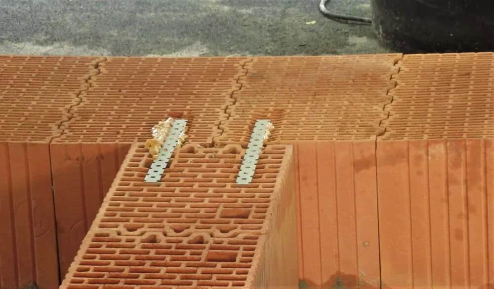 Kotwy do ścian działowych: rodzaje, zastosowanie i montaż