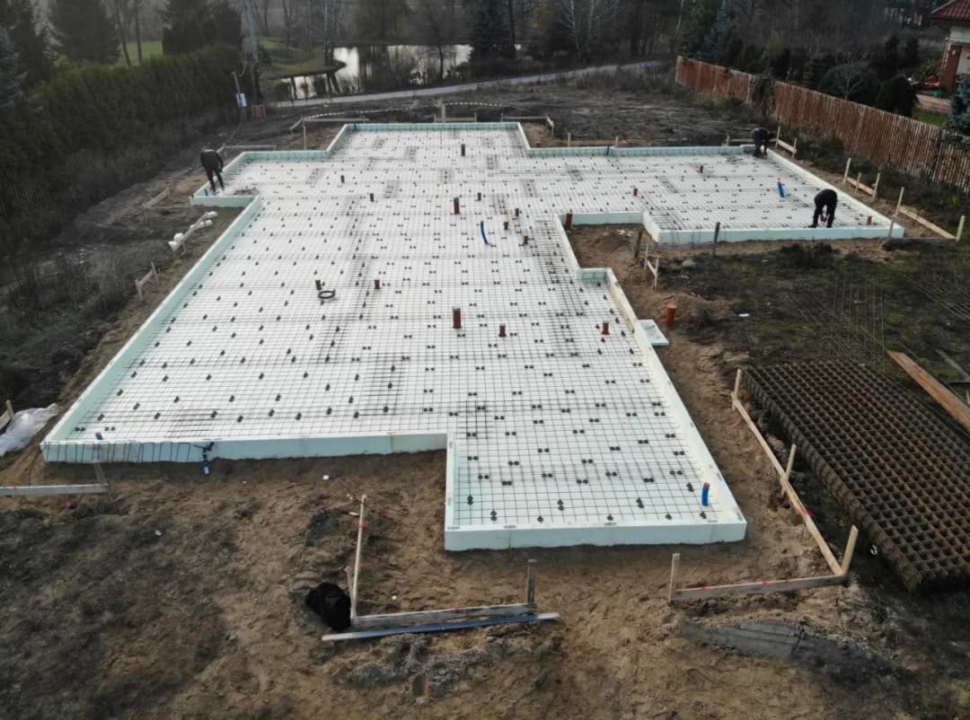 Płyta fundamentowa z ogrzewaniem podłogowym: Zalety i rodzaje