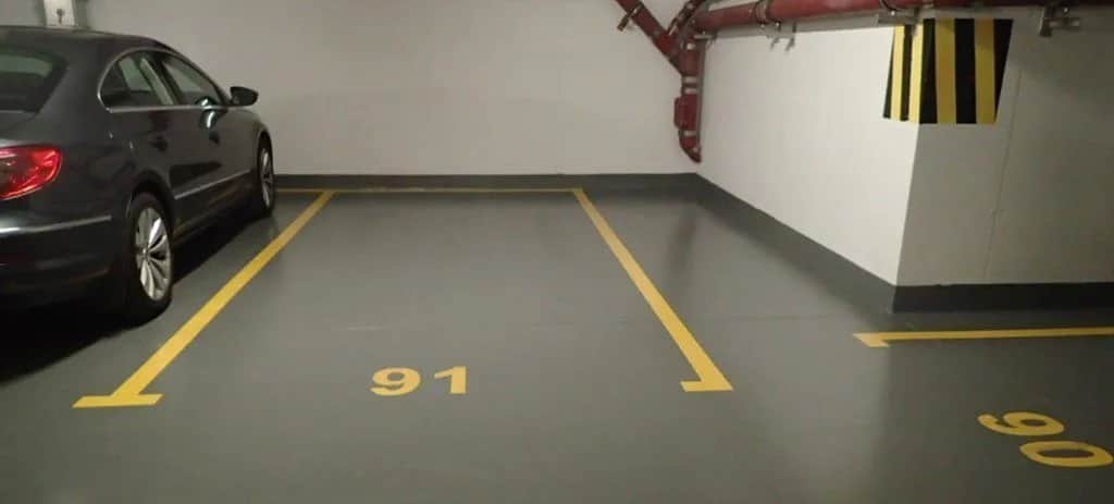 Jaki beton na posadkę w garażu? Kluczowe właściwości i klasy betonu