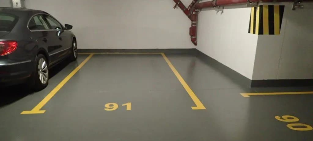 Jaki beton na posadkę w garażu? Kluczowe właściwości i klasy betonu