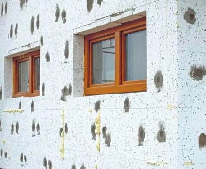 Porównanie styropianu i muru: 1 cm izolacji to ile cegieł?