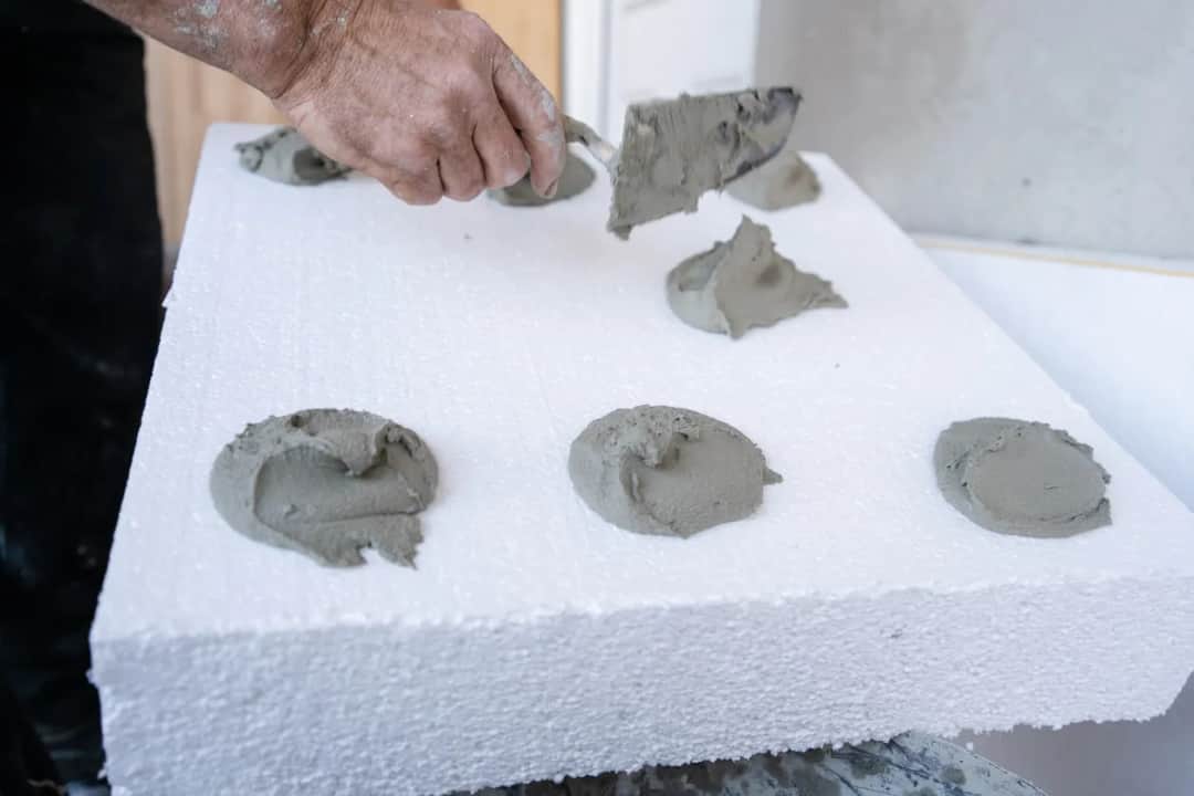 Styropian z folią: właściwości i zastosowanie w budownictwie