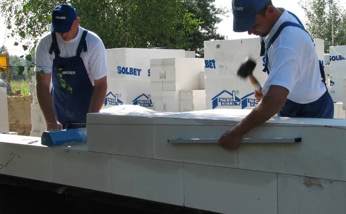 Solbet na klej czy zaprawę: który wybór ułatwi murowanie?